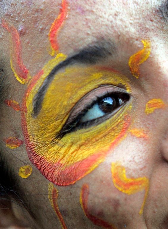 Netradiční líčení ženy na slavné pláži Copacabana v Rio de Janeiru před nadcházejícím jihoamerickým koncertem Live Earth 2007. | Foto: Reuters