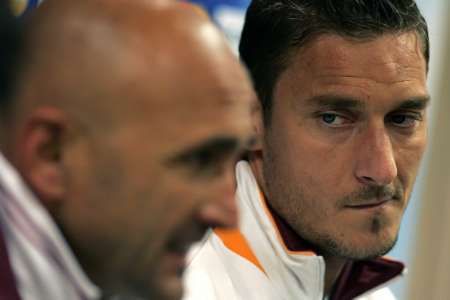 Trenér AS Říma Luciano Spalletti a jeho svěřenec Francesco Totti. | Foto: Reuters