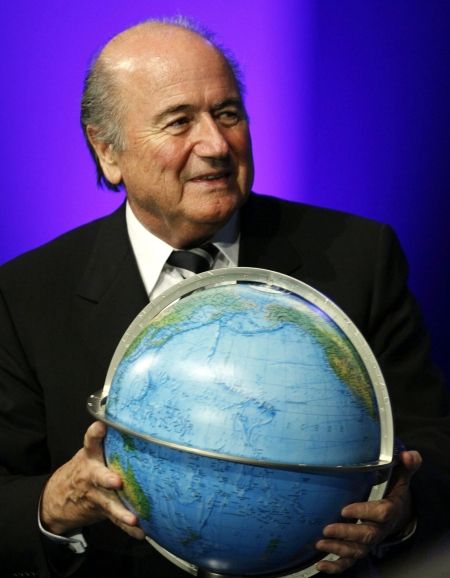 Fotbalovému světu opět vládne Sepp Blatter,který byl znovu zvolen prezidentem FIFA. | Foto: ČTK/AP