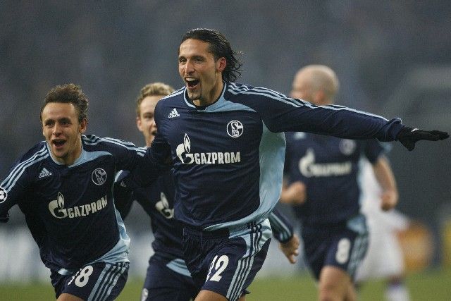 Kevin Kuranyi ze Schalke 04 slaví se svým spoluhráčem Rafinhem (vlevo) gól do sítě Porta v úvodním osmifinále Ligy mistrů. | Foto: Reuters