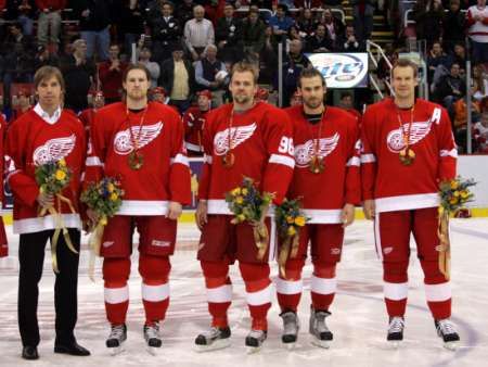 Švédtší olympijští šampioni v dresu Detroitu (zleva) Mikael Samuelsson, Niklas Krönwall, Tomas Holmström, Henrik Zetterberg a Nicklas Lidström ukázali divákům zlaté medaile před utkáním s Phoenixem. | Foto: Reuters