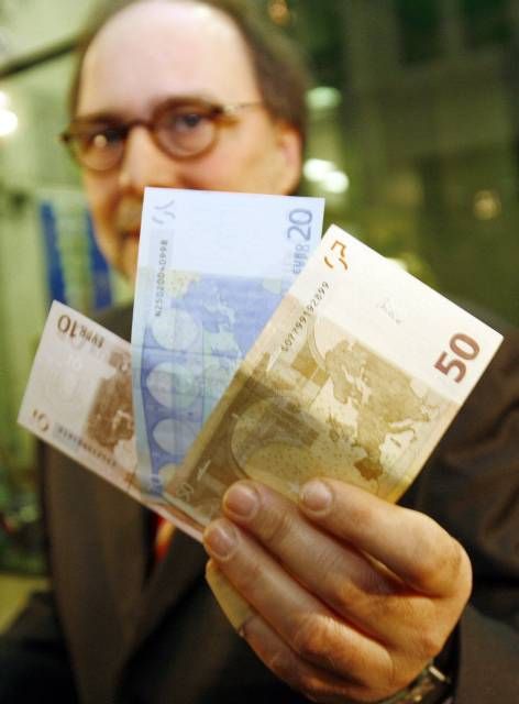 Guvernér slovinské národní banky Mitja Gaspari ukazuj eurobankovky, které si vyměnil poté, co Slovinsko od 1.1.2007 přijalo euro. | Foto: Reuters