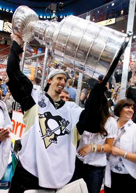 Gólman Marc-Andre Fleury zvedá Stanley Cup. | Foto: Václav Rojík