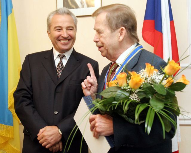 Václav Havel dostal k ukrajinskému řádu i květiny. | Foto: Ondřej Besperát