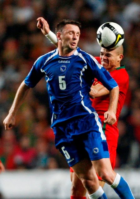 Samira Muratoviče (Bosna a Hercegovina) brání Pepe (Portugalsko)v barážovém utkání. | Foto: Reuters