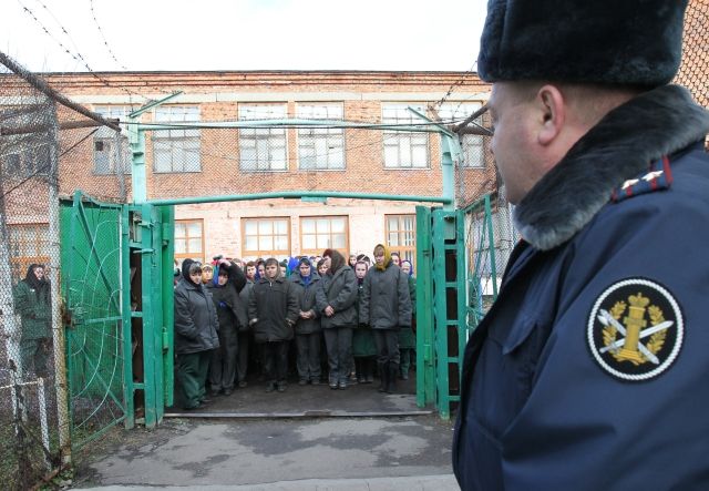 Odhaduje se, že v současnosti je v Rusku v provozu okolo 35 trestaneckých kolonií, ve kterých je zavřeno okolo 60 000 žen. V řadě z nich panují velmi drsné podmínky. Například v Možajské kolonii si svůj trest odpykává 1200 vězeňkyň, z toho 40 procent je odsouzeno za vraždu, 21 procent za prodej drog. Bezmála polovina je drogově závislá. Sto dvacet vězeňkyň je HIV pozitivních. Pohnutou historii má i věznice Orel (na snímku) v centrální oblasti Ruska. Káznice byla založena už v 19. století a pohnuté chvíle v něm strávily tisíce politických vězňů, které sem poslal stalinistický režim. V současnosti jsou zde vězněné rovněž ženy. Řada z nich trpí různými nemocemi, například plicní tuberkulózou. | Foto: ČTK