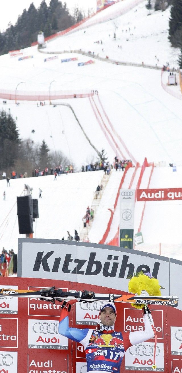 Didier Defago slaví se sjezdovkou Streif za zády svůj triumf ve slavném Hahnenkammu. | Foto: Reuters