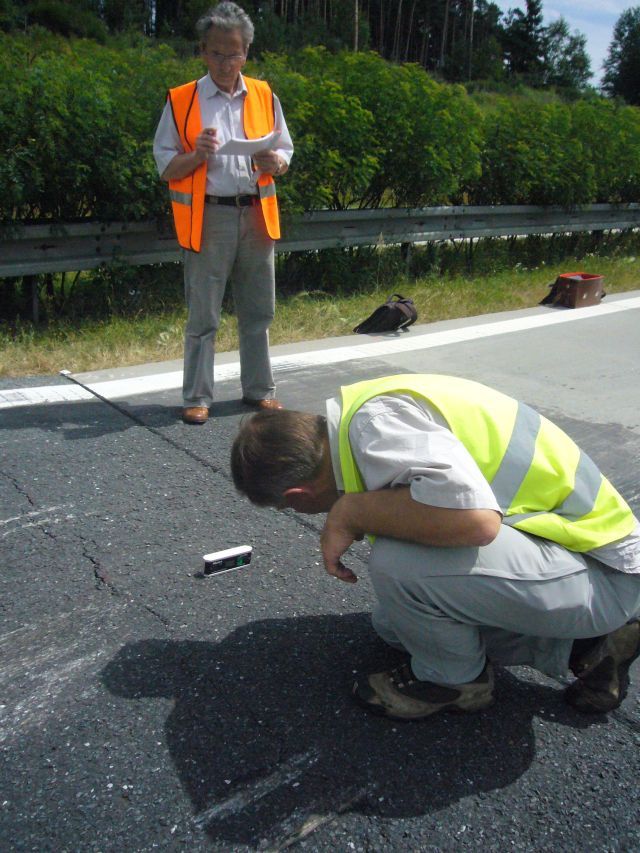 Teplota v úterý klesla, s ní i povrch dálnice o pár centimetrů | Foto: Pavel Baroch