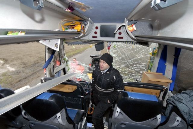 Karel Veverka, druhý řidič linkového autobusu Student Agency prohlíží rozsah škod poté, co autobus 11. dubna havaroval s 30 pasažéry nedaleko Nového Jičína. | Foto: čtk