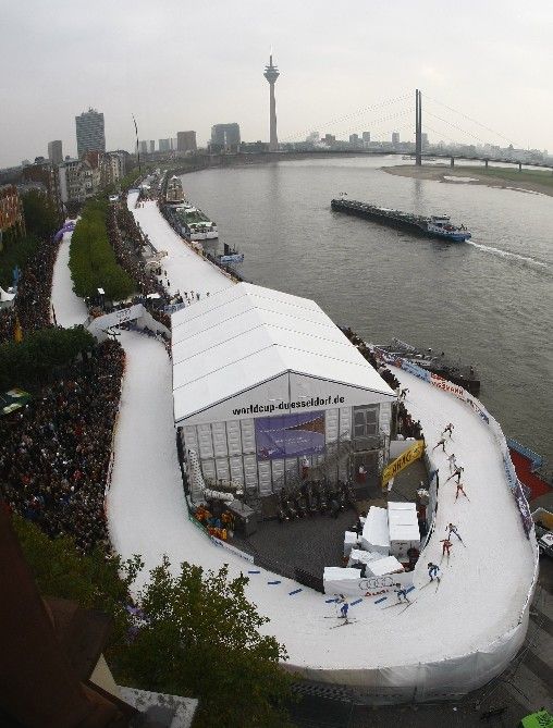 V Düsseldorfu na břehu Rýna odstartoval běžecký Světový pohár úvodními sprinty. | Foto: Reuters