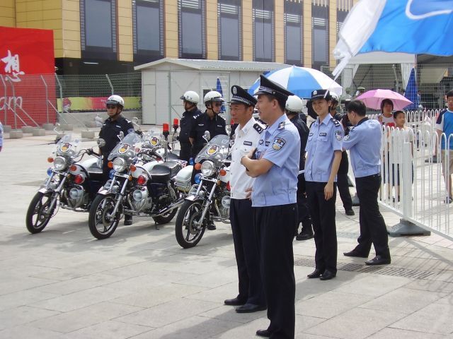 Skupina policistů u křižovatky - z bezpečnostních důvodů mimořádně uzavřené pro dopravu. | Foto: Martin Novák