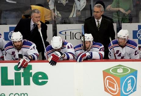 Střídačka NY Rangers nemohla uvěřit, že je po sezoně | Foto: Reuters