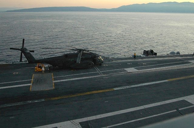 Americká helikoptéra připravená ke startu z obří letadlové lodi USS Carl Vinson zakotvené u břehů Haiti. | Foto: Reuters