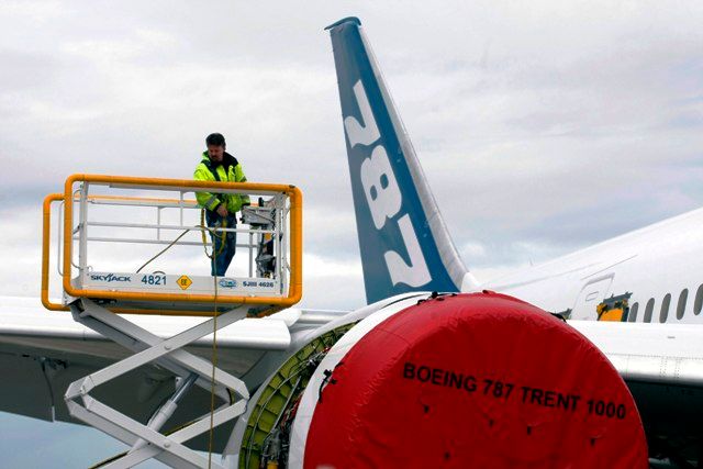 Kontrola trupu Boeingu 787 | Foto: Reuters