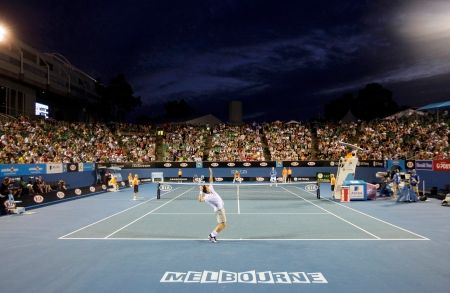 Stanislas Wawrinka podává proti českému reprezentantovi Tomáši Berdychovi v Melbourne. Oba rivalové se znovu potkali hned na dalším grandslamu v pořadí. Jak už bylo řečeno, po výhře 6.3, 6:7, 7:6, 7:6 postoupil do finále Australian Open švýcarský šampion. | Foto: Václav Rojík