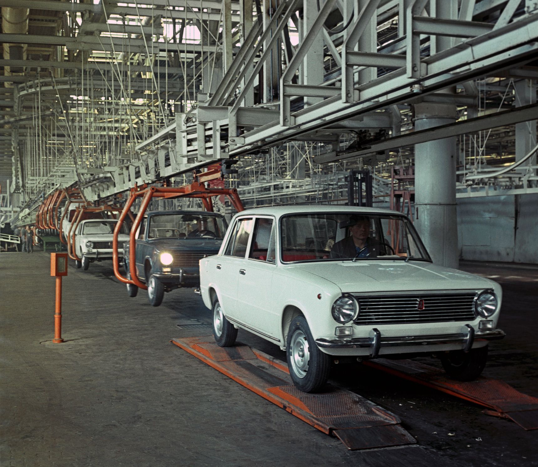 Первый автомобиль ваза. ВАЗ 2101 на конвейере. ВАЗ 2101 Жигули с завода. Волжский автозавод ВАЗ-2101. Волжский автомобильный завод в Тольятти 1966.
