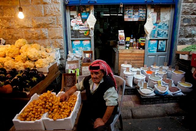 Někteří prodejci otevírají během ramadánu své obchody až po setmění. | Foto: Reuters