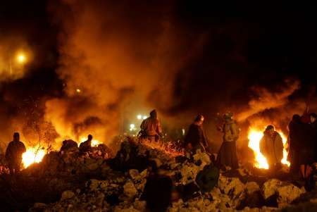 Obyvatelé brání osadu Amona hořícími barikádami | Foto: Aktuálně.cz