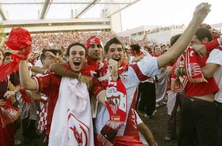 Fanoušci slaví gól Sevilly do sítě Espanyolu ve finále Poháru UEFA. | Foto: Reuters