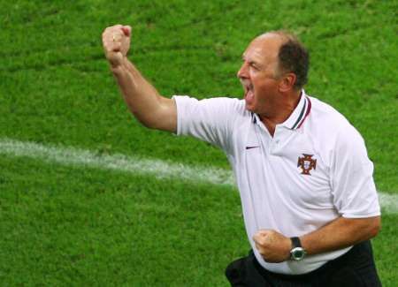 Kouč Portugalska Luiz Felipe Scolari slaví vítězství v zápase MS nad Mexikem. | Foto: Reuters