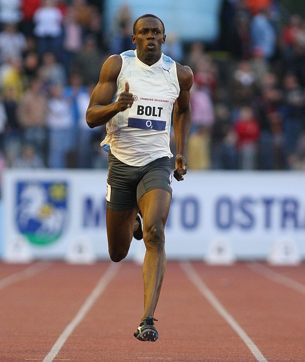 Jamajčan Usain Bolt běží svou klasickou trať - sprint na 200 metrů. Zaběhl tady letošní nejlepší světový čas - 19.83 sekundy. | Foto: Petr Sznapka