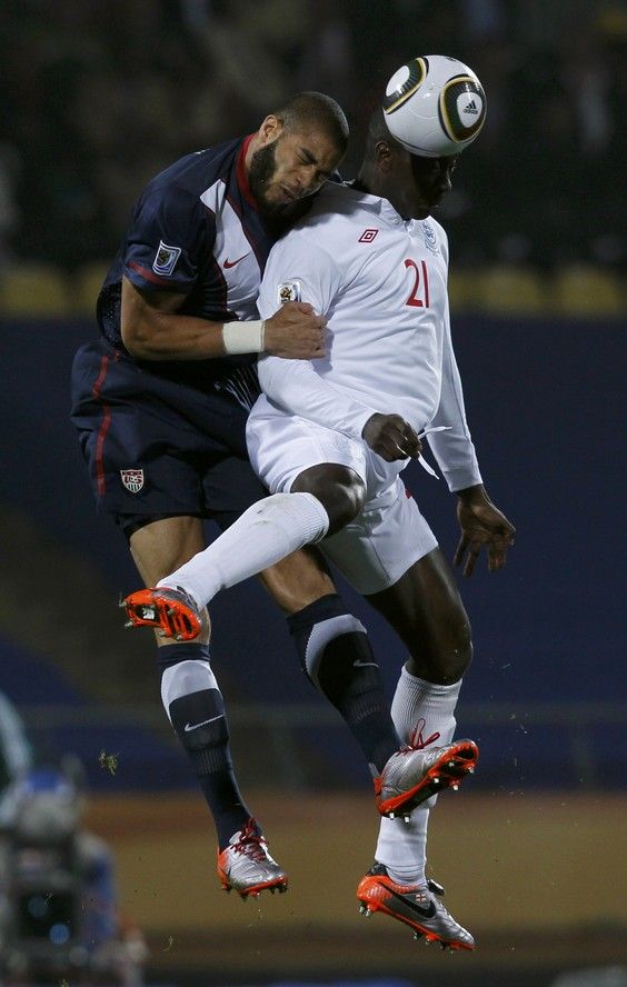 Souboj těžkých vah - Emile Heskey (vpravo) vs. Oguchi Onyewu | Foto: Sport