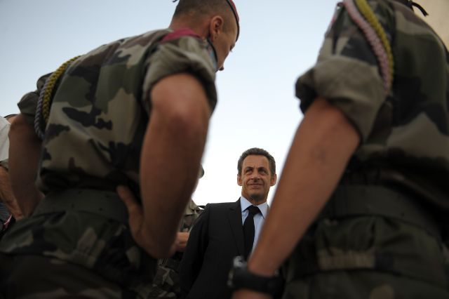 Sarkozy na návštěvě francouzské základny na předměstí Kábulu. | Foto: Reuters