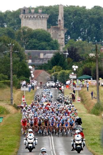 Motorky před, auta za | Foto: Reuters