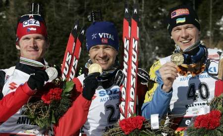 Ole Einar Bjoerndalen (uprostřed) Michal Šlesingr a Andrej Deryzemlya. | Foto: Reuters