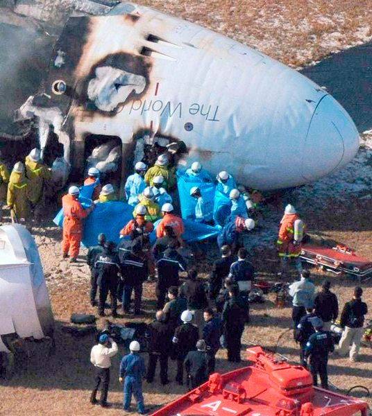 Havárie nákladního letadla na letišti Narita | Foto: Report