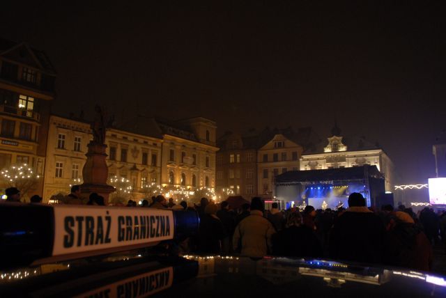 Na hlavním náměstí v Ciezsyně válí bigbeatová kapela. | Foto: Martin Popelář