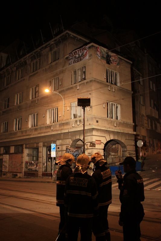 Antikonfliktní tým včetně hasičů se začal připravovat na zásah proti nelegálním obyvatelům domu č. 8 v ulici Na Slupi už po půlnoci. | Foto: Naďa Straková