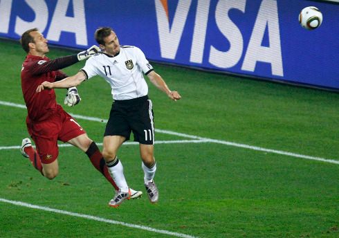 Takto se to seběhlo. Lahm centruje, Klose je u míče dřív než brankář Schwarzer a je to 2:0. | Foto: Reuters