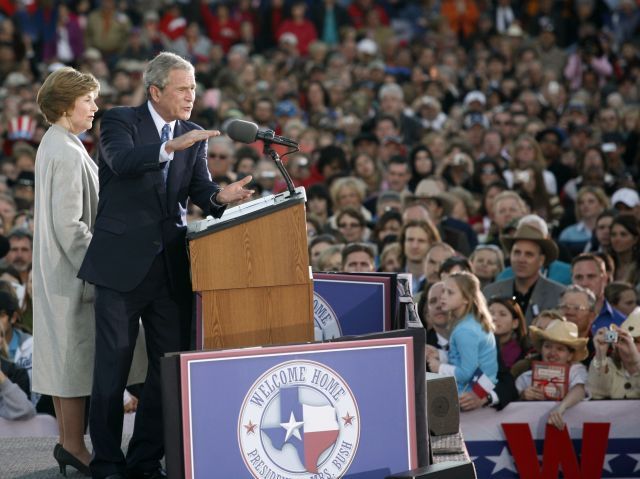 Projev George Bushe v Midlandu po příletu do Texasu. | Foto: Reuters