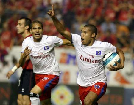 Nigel de Jong z Hamburku (vpravo) slaví spolu s Paolo Guerrerem svůj gól na hřišti Osasuny Pamplona. | Foto: Reuters