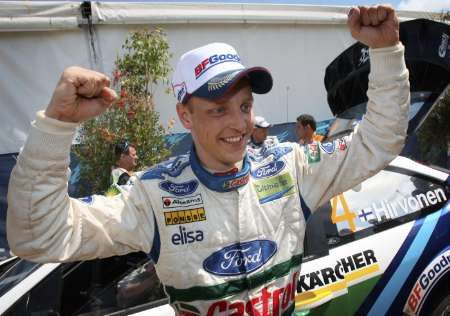 Finský jezdec Mikko Hirvonen slaví vítězství v Australské rallye. | Foto: Reuters