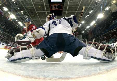 Martin Ručínský posílá puk do branky Petera Budaje - v zápase Česko-Slovensko za okamžik padne první gól. | Foto: Reuters