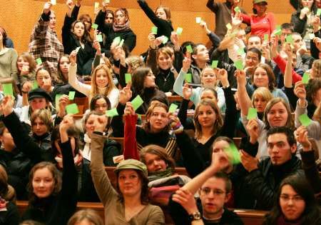 Oui! Zelený lístek znamená Ano!, zabarikádujeme školu, pokud vláda nezmění pravidla zaměstnávání mladých, říkají studenti univerzity v Arrasu na severu Francie. | Foto: Reuters