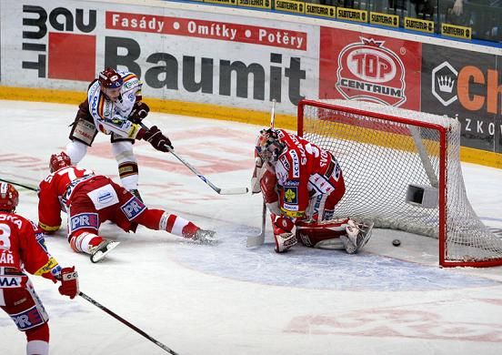 Jakub Langhammer překvapil Adama Svobodu v brance Slavie. Vstřelil úvodní gól zápasu ve 12. minutě. | Foto: Ondřej Besperát