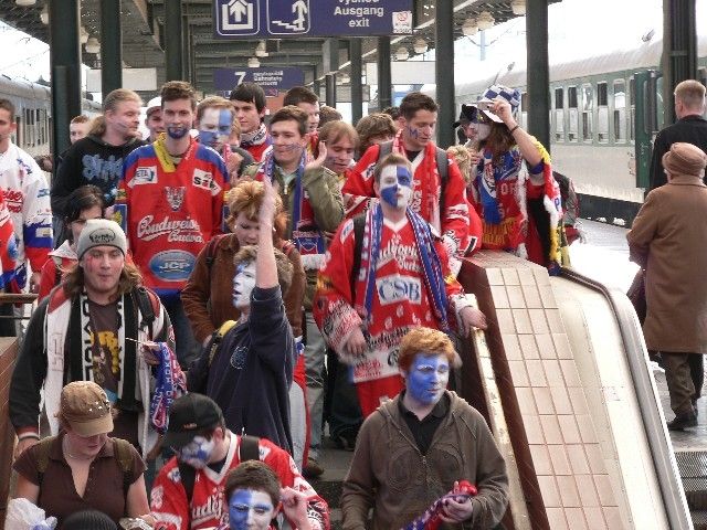 Fanoušci hokejistů Českých Budějovic přijíždějí do Prahy. | Foto: Ondřej Roubínek