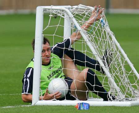 Fotbalista Chelsea John Terry ve skluzu do tréninkové branky během přípravy v Cobham. | Foto: Reuters