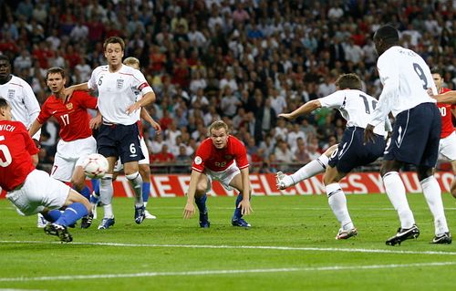 Michael Owen z Anglie (druhý zprava) dává vedoucí gól svého týmu v zápase proti Rusku. | Foto: Reuters