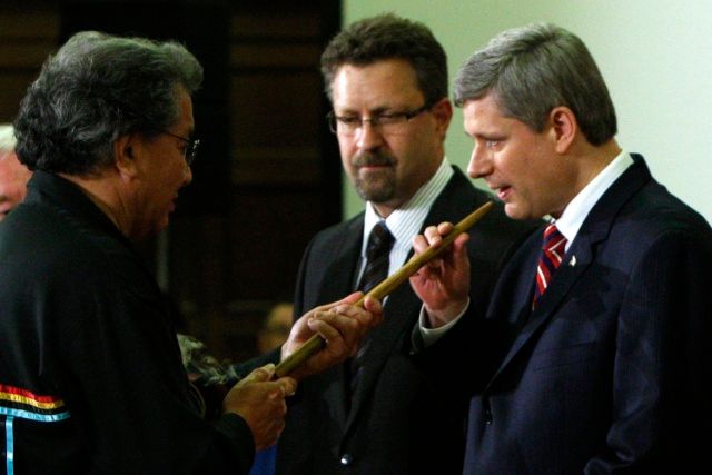 Premiér Harper si zakouřil indiánskou dýmku | Foto: Reuters