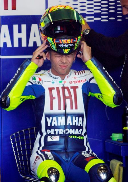 Valentino Rossi se připravuje na trénink v Brně | Foto: Reuters