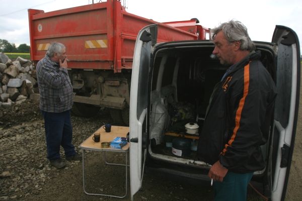 Kafe 5 Kč, cukr 2 Kč. Nálada nic moc. "Na Nový rok stáhli ceny a řekli: jestli se ti to nelíbí, vem si bagr a postav ho doma do kopřiv. Přitom pro toho, kdo odstaví stroj to může být likvidační," postěžuje si řidič bagru, který za chvíli přijde. | Foto: Karel Toman