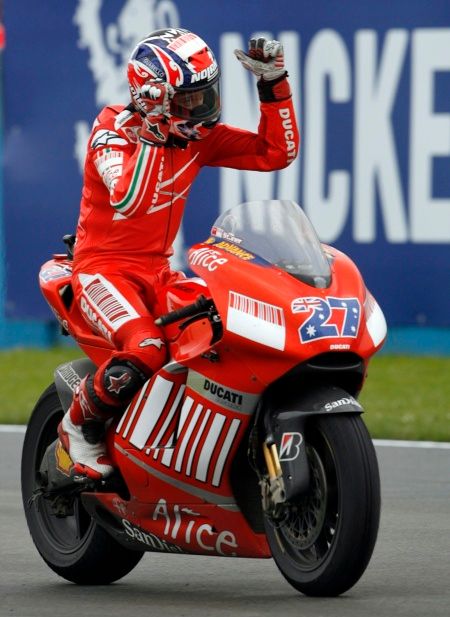 Casey Stoner na své Ducati MotoGP se raduje z vítězství v britské GP. | Foto: Reuters