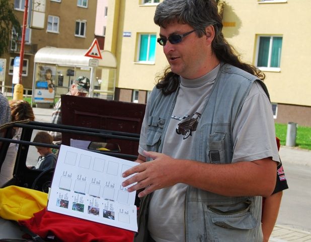 Ivo Fajman je organizátor srazu, napsal letos o tomto vozíku knížku a také vede evidenci všech známých velorexů | Foto: Radek Pecák