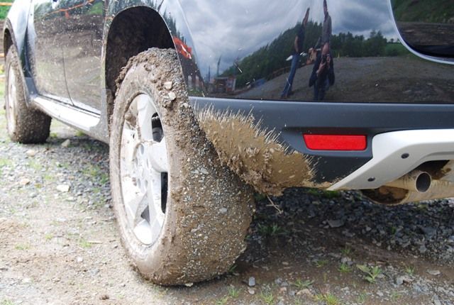 Kola musela před ojezdem z motokrosového areálu zpět na silnici projít očistou | Foto: Radek Pecák