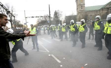 V estonské metropoli se střetla policie s demonstranty, kteří přišli protestovat proti odstranění pomníku rudoarmějců z centra města | Foto: Reuters