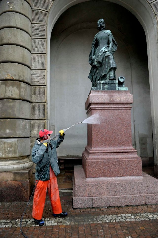 Součástí příprav je i velký úklid. Na tomto snímku zaměstnanec královského paláce Marcus čistí sochy ve vnitřním traktu. | Foto: Reuters